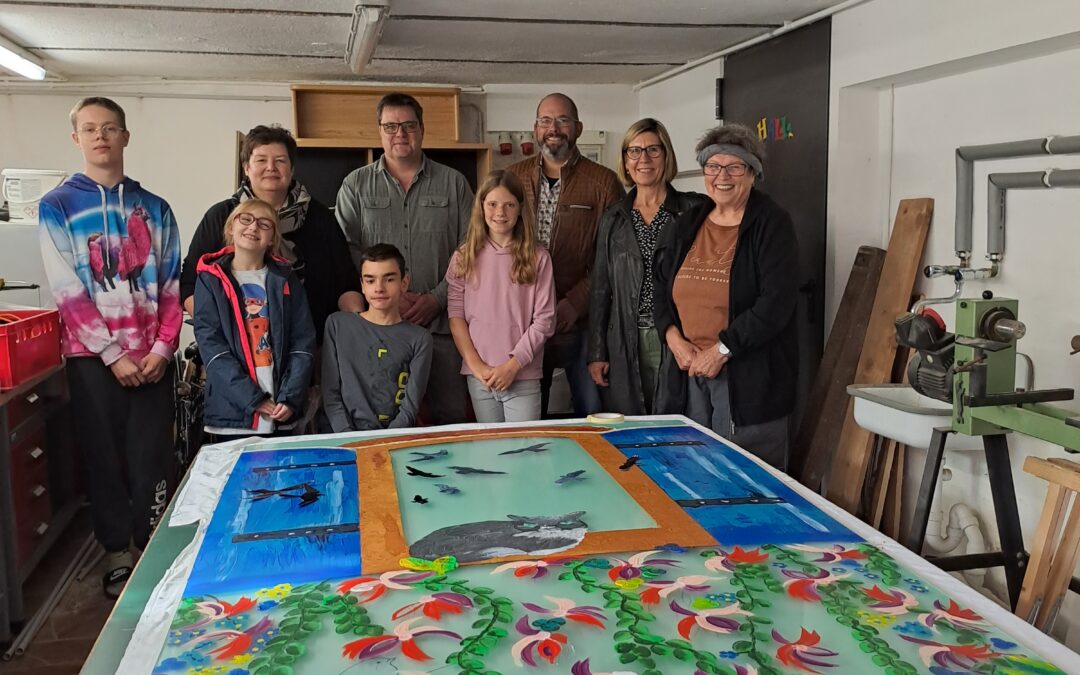 Lebenshilfekünstler*innen gestalten Hauswand am Hirzbachhof